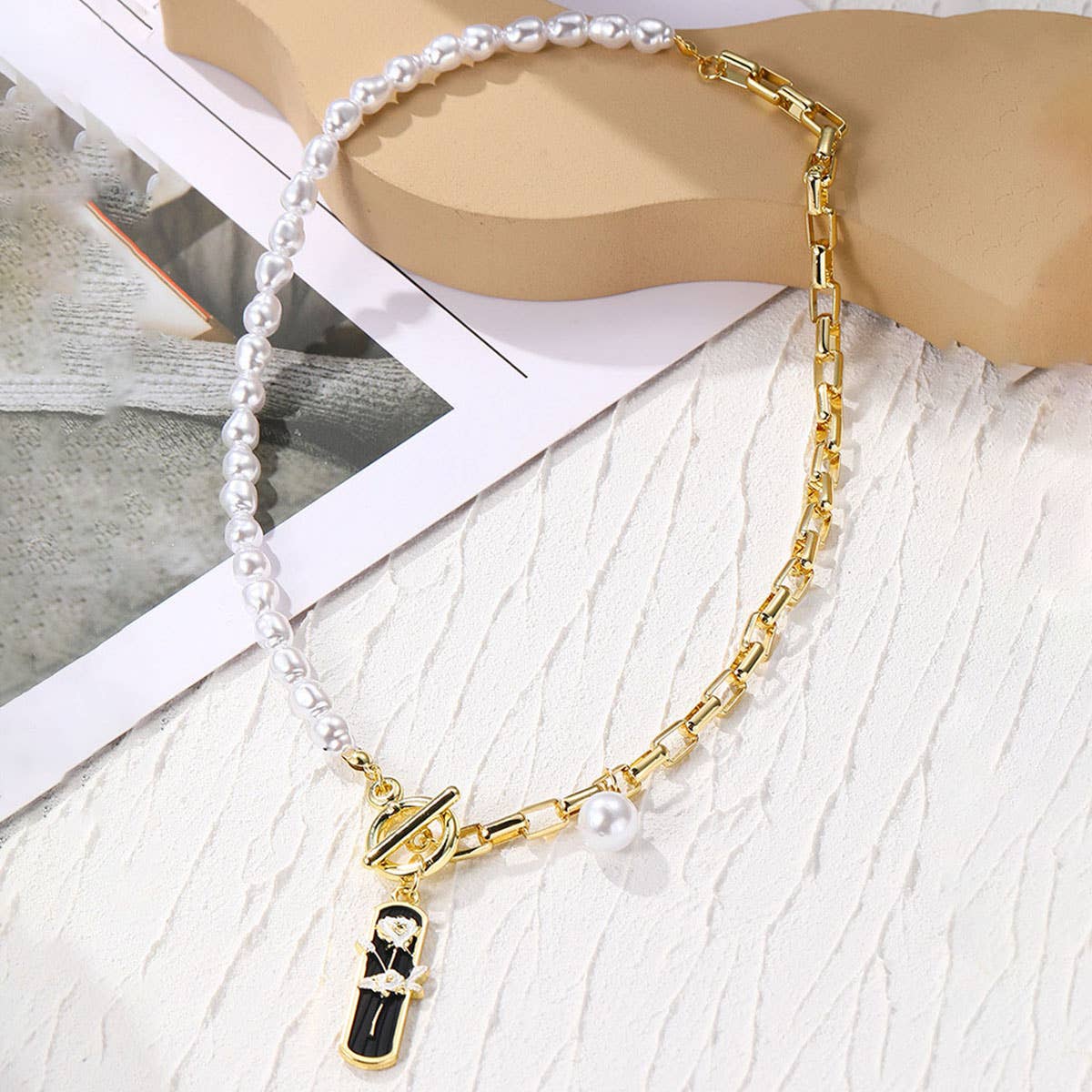FAUX PEARL CHARM PENDANT NECKLACE