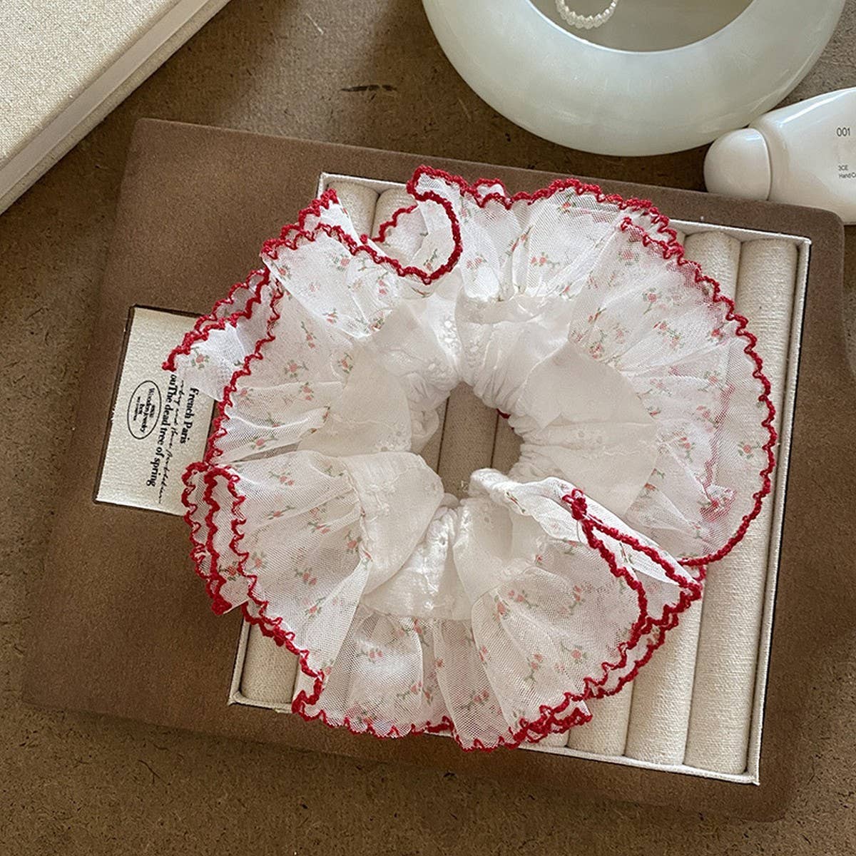 Spring Floral Lace Scrunchie with Sweet Contrast_CWAHA5506