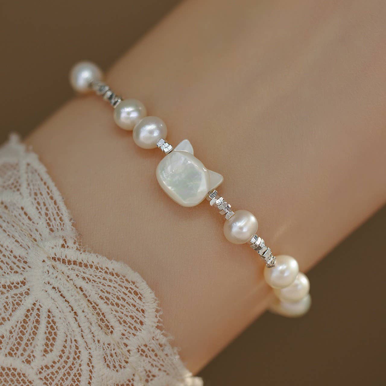 Freshwater pearl bracelet made of broken silver