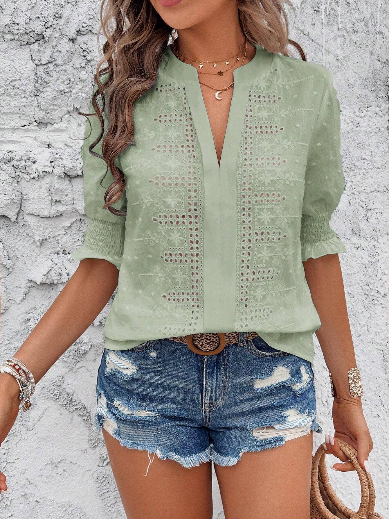 Women¡¯s V-Neck Puff Sleeve Lace Pom-Pom T-Shirt