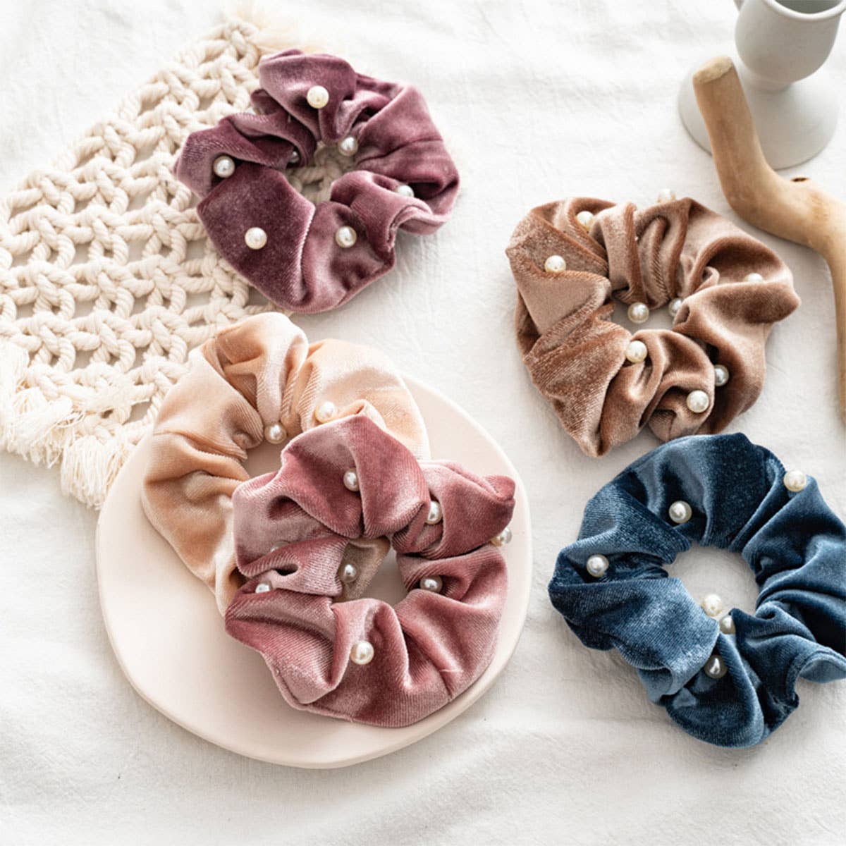PEARL FUZZY HAIR SCRUNCHIES_CWAHA0382