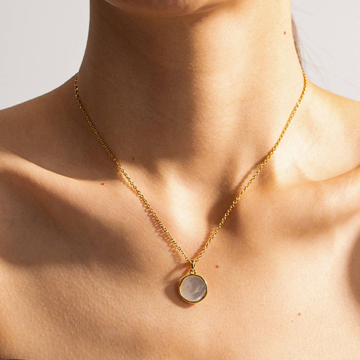COLD STYLE SHELL ROUND PENDANT NECKLACE