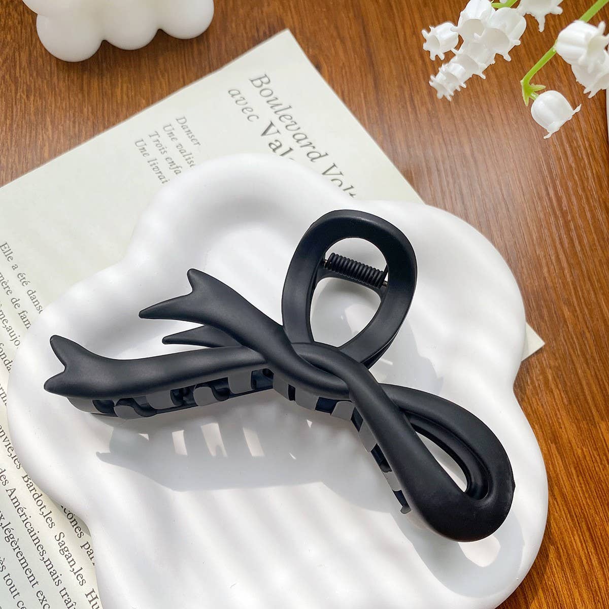 Versatile fashionable hollowed-out grab clip