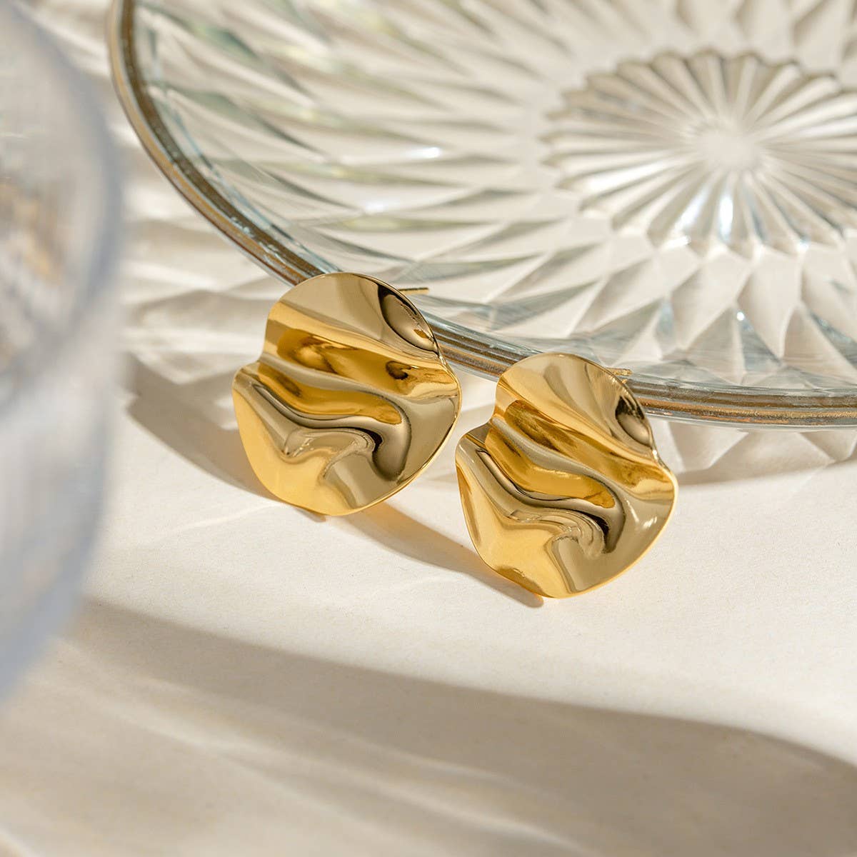 DELICATE GEOMETRIC PLEATED POLISHED EARRINGS
