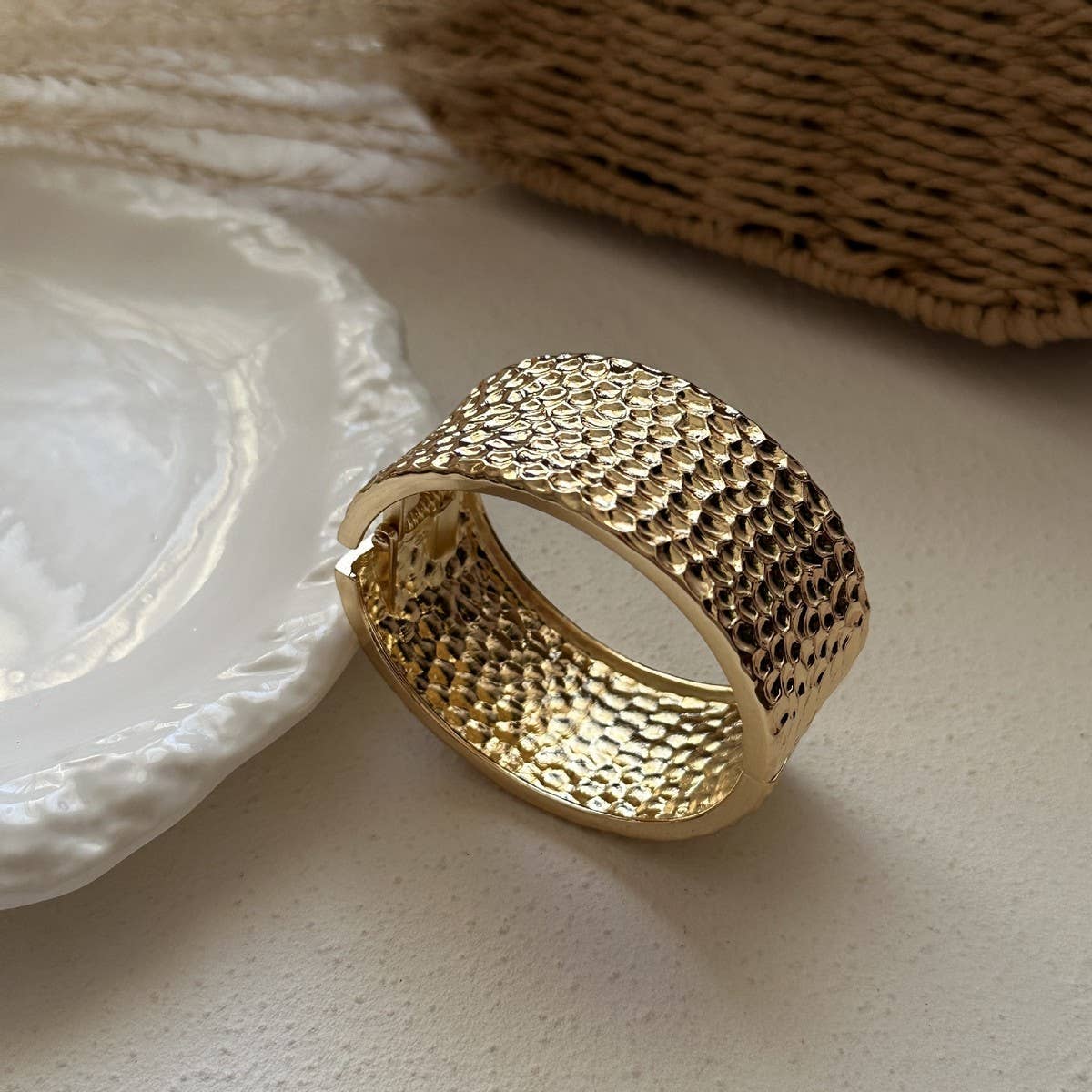 NEW LIGHT LUXURY FASHION IRREGULAR BRACELET