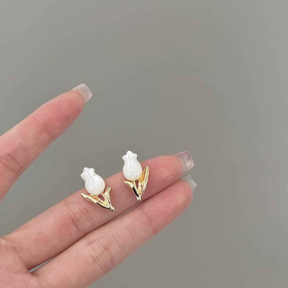 LIGHTWEIGHT LUXURIOUS SHELL TULIP EARRINGS