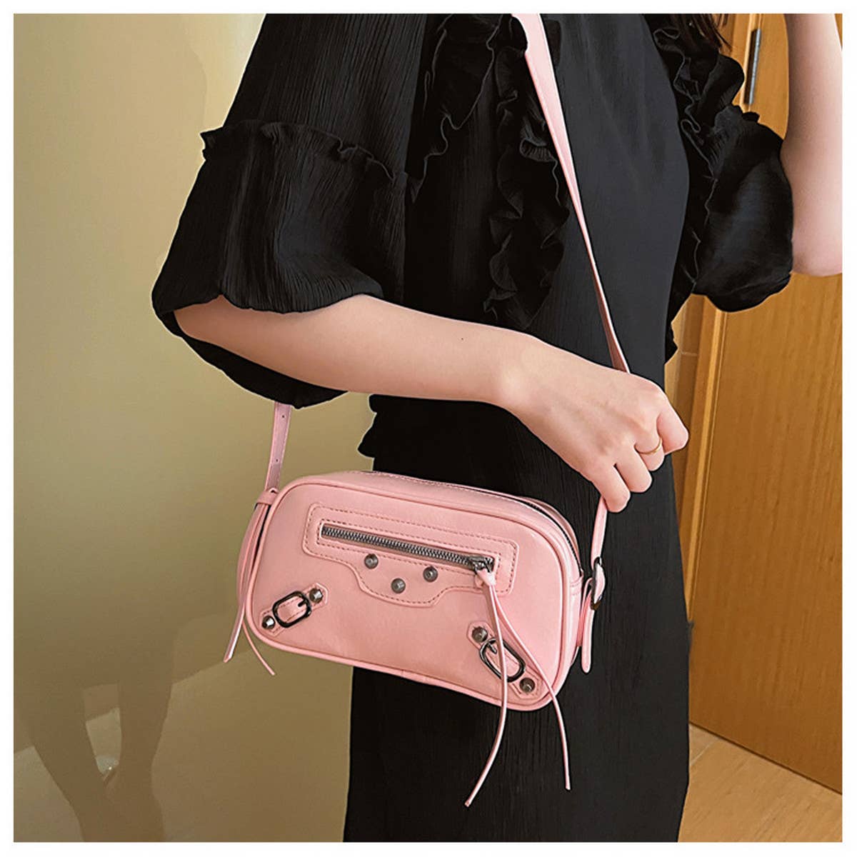 RETRO RIVET SMALL SQUARE SHOULDER BAG_CWAB1590