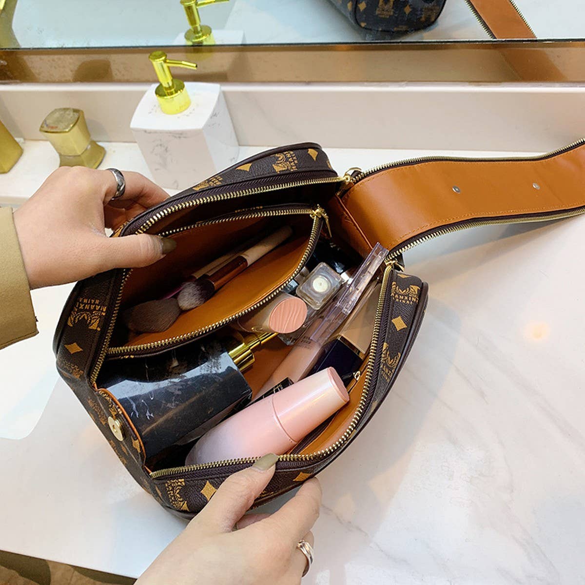 LETTER HAND-HELD LARGE CAPACITY COSMETIC BAG_CWAB4394