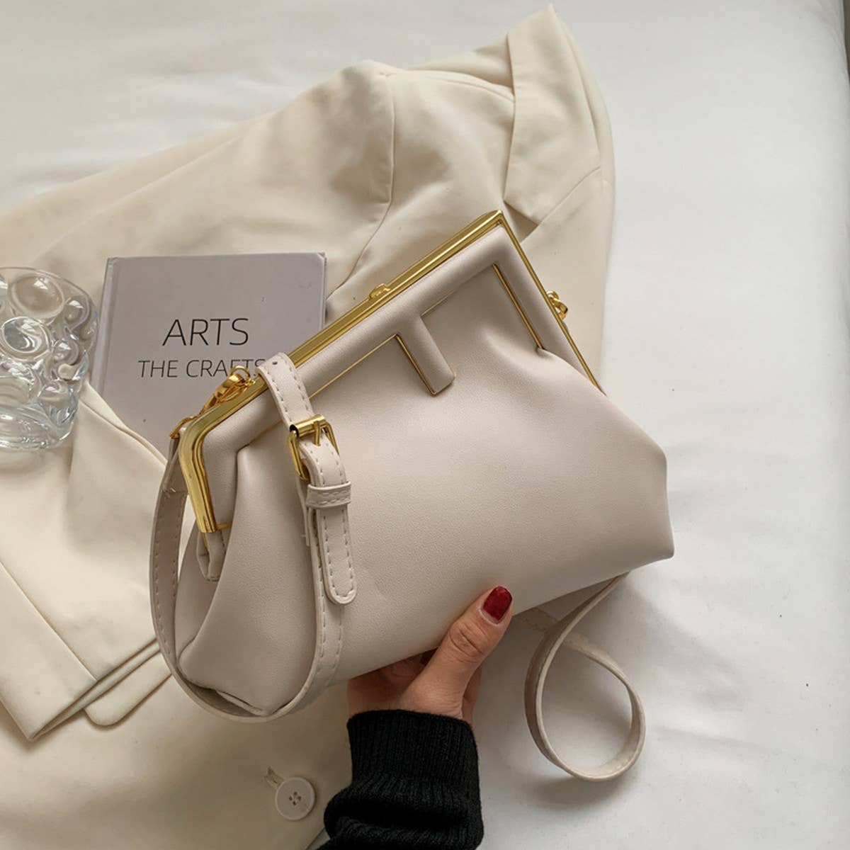 RETRO SIMPLE METAL CLIP SHOULDER BAG_CWAB1598