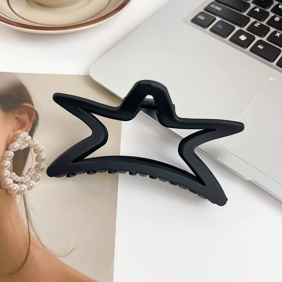 Versatile fashionable hollowed-out grab clip