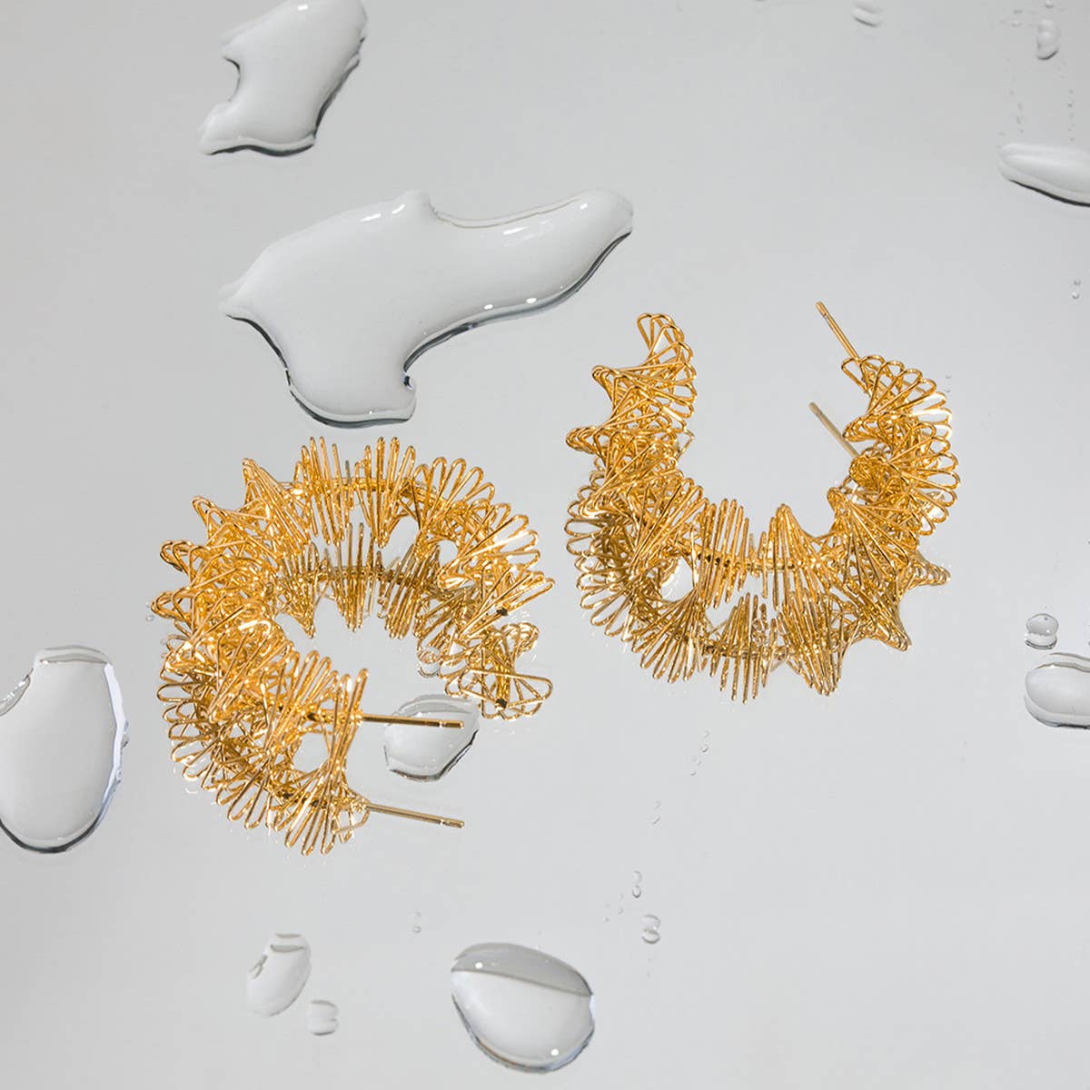 SIMPLE TWISTED SPRING C-SHAPED EARRINGS_CWAHA0916