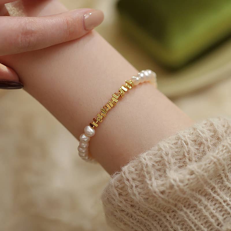 Freshwater pearl bracelet made of broken silver