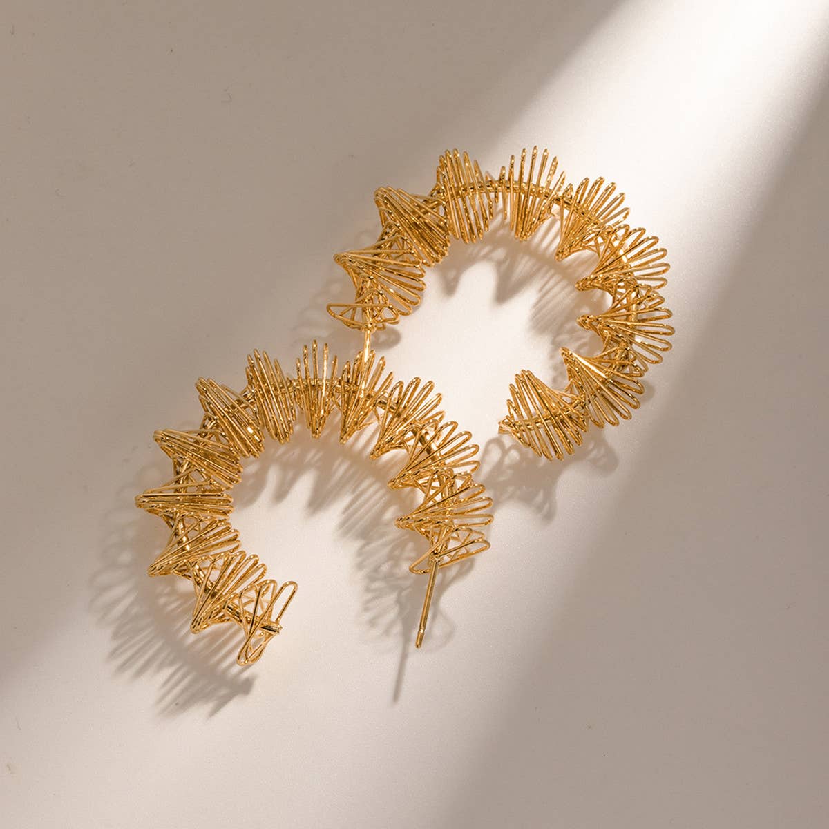 SIMPLE TWISTED SPRING C-SHAPED EARRINGS_CWAHA0916