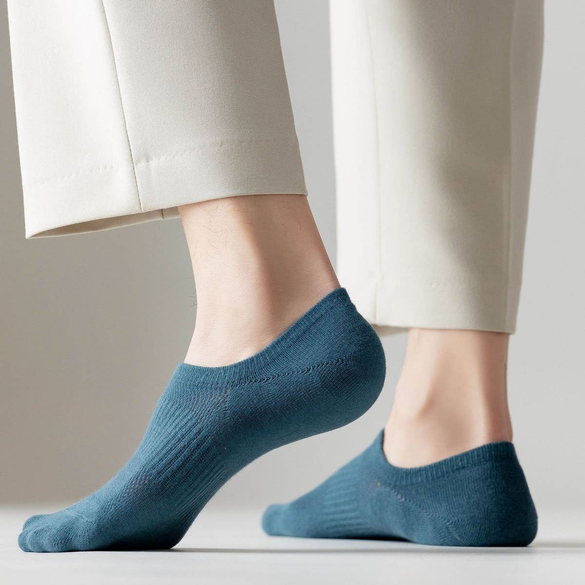 LIGHTWEIGHT BREATHABLE SOLID COLOR SPORTS SOCKS