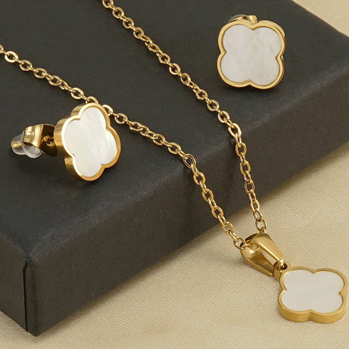 FOUR LEAF CLOVER SHELL EARRINGS NECKLACE SET