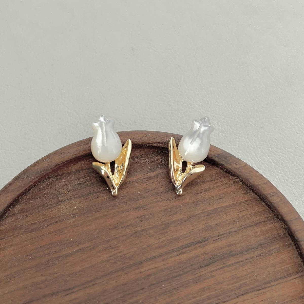 LIGHTWEIGHT LUXURIOUS SHELL TULIP EARRINGS
