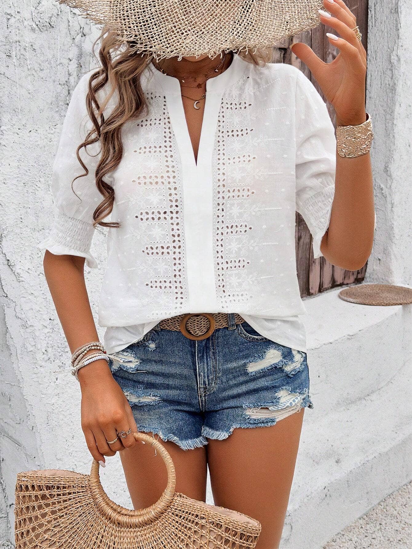 Women¡¯s V-Neck Puff Sleeve Lace Pom-Pom T-Shirt