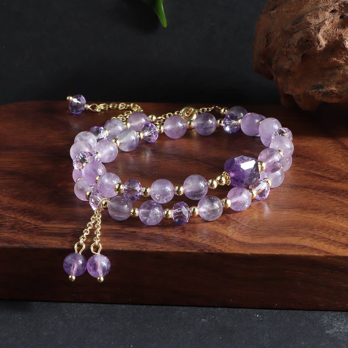 Design a fringed fashionable double-loop bracelet
