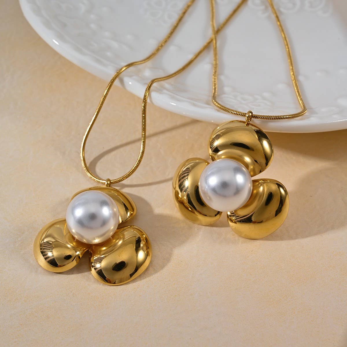 Minimalist Flower Pearl Necklace 18K Gold Plated