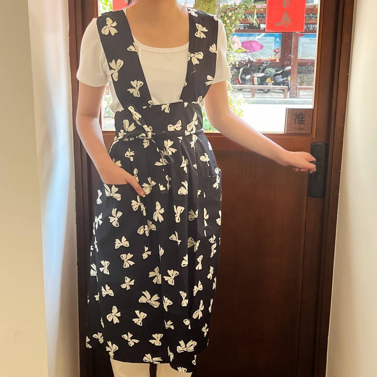 VEST BLACK AND WHITE BOW PRINT H-SHAPED APRON