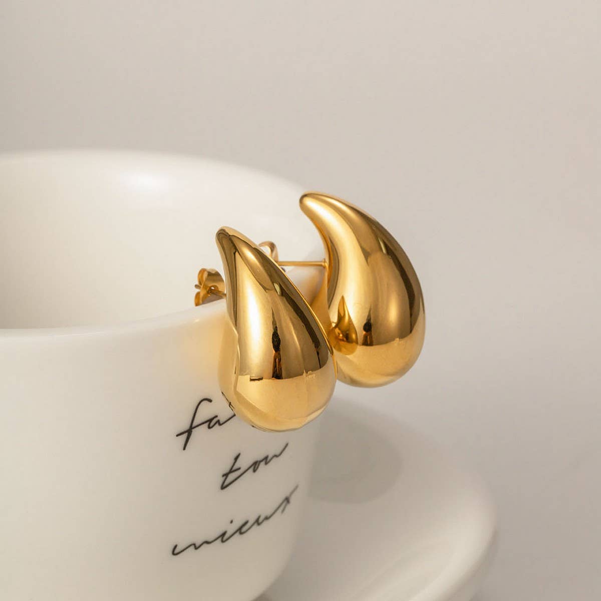HYPOALLERGENIC GOLD-PLATED DROP EARRINGS