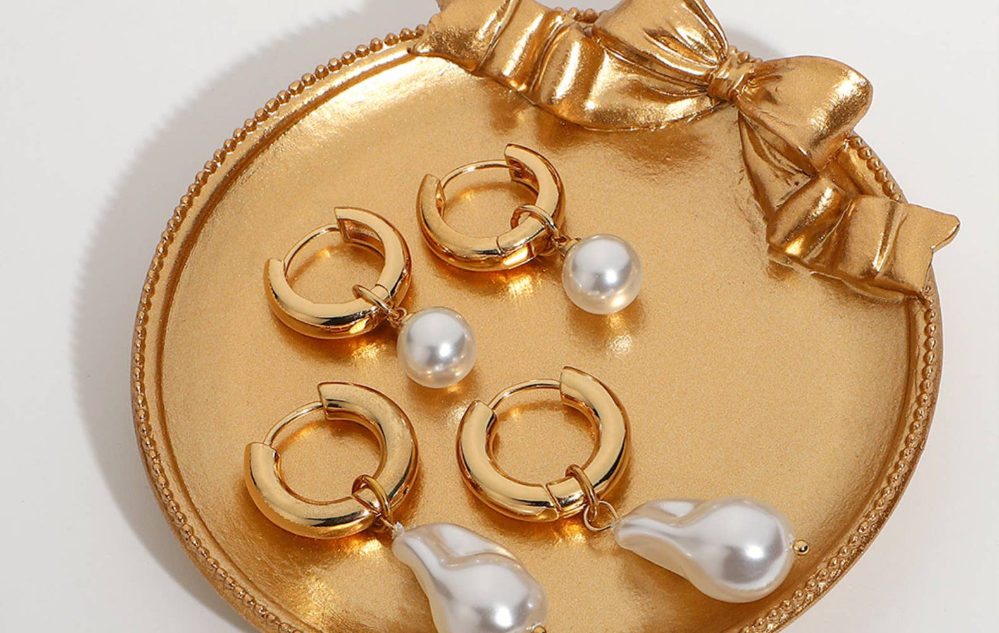 Trendy pearl element earrings