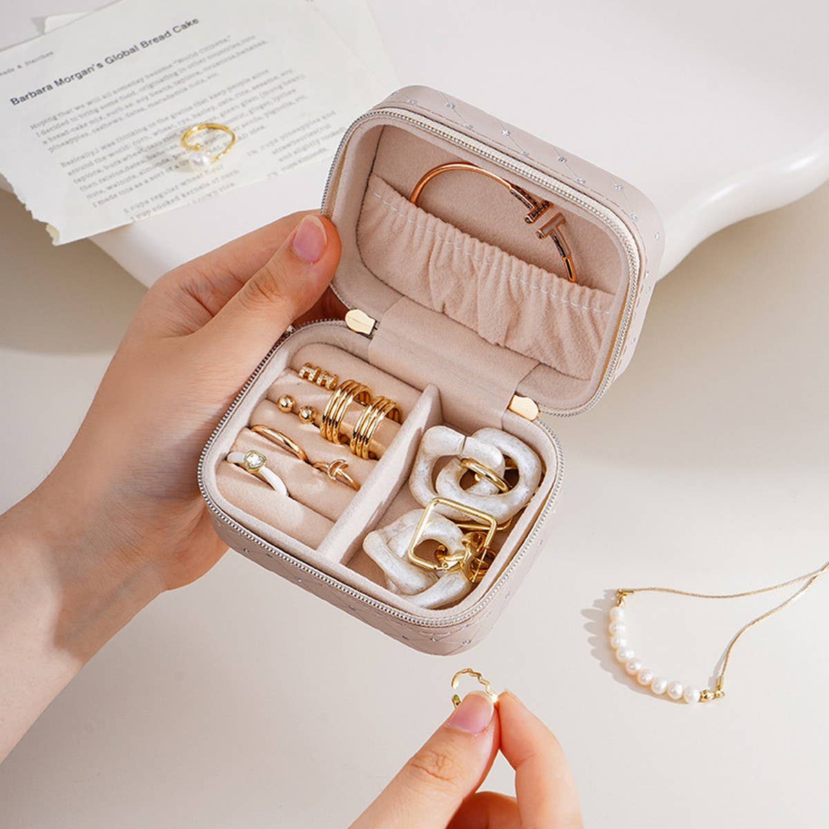 CREATIVE MINI PORTABLE TRAVEL JEWELRY STORAGE BOX
