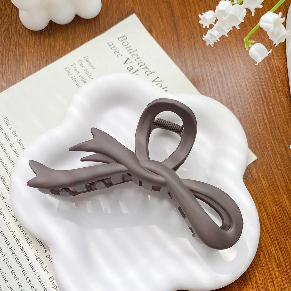 Versatile fashionable hollowed-out grab clip