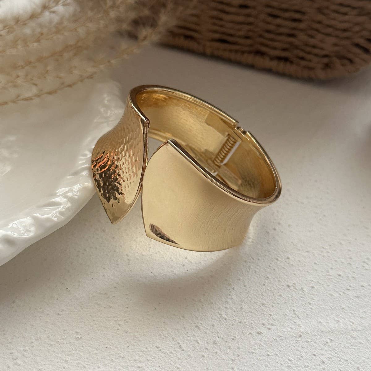 IRREGULAR HIGH-END OPEN NICHE METAL BRACELET