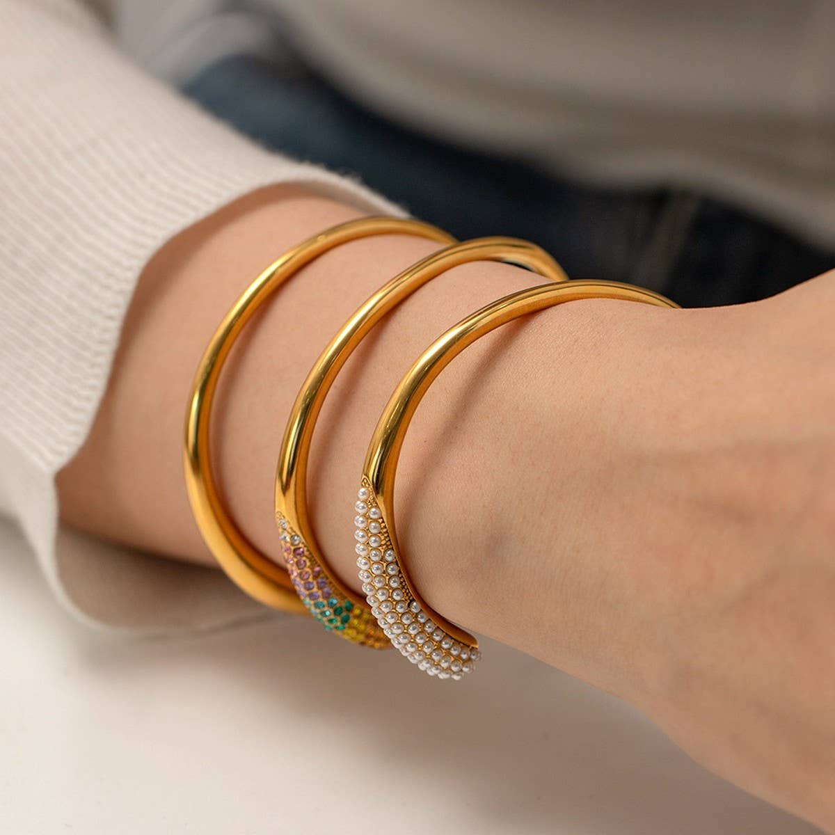 18K Gold Polished Open Cuff in Titanium_CWAJE4643