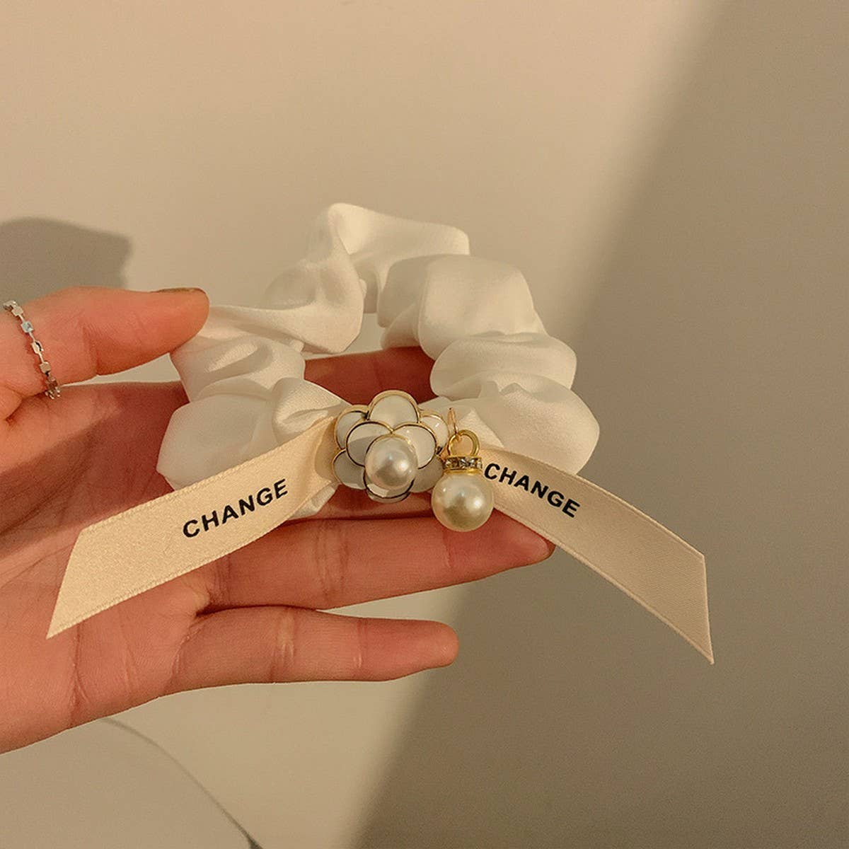 FRENCH TEMPERAMENT BOW HAIR SCRUNCHIES