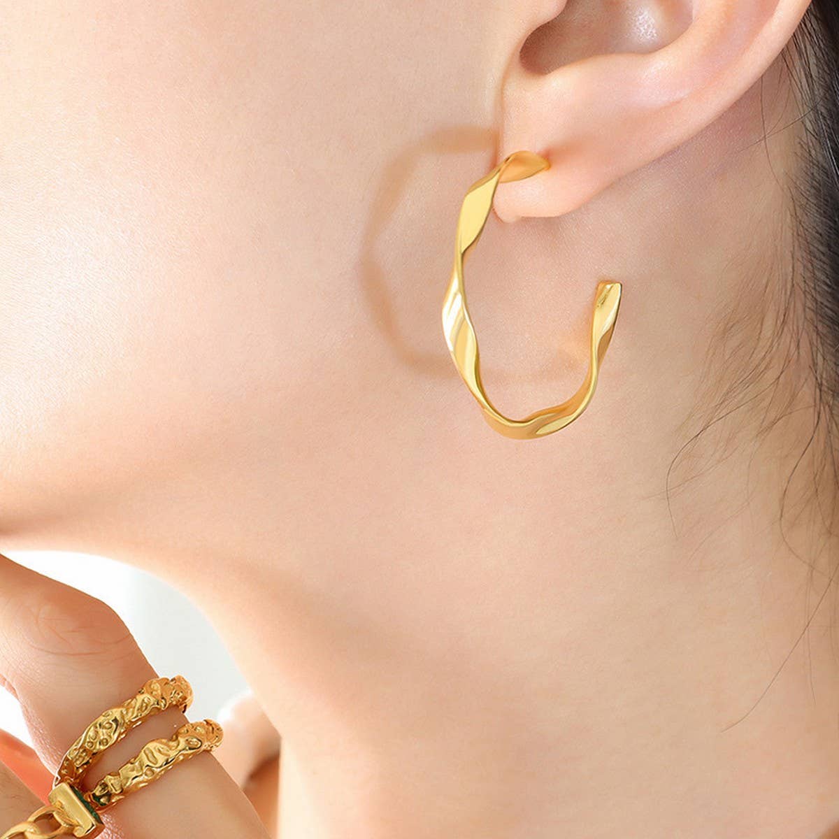 18K GOLD PLATED TWISTED C-TYPE STUD EARRINGS_CWAJE0558