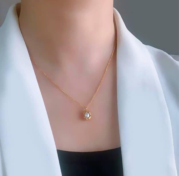 Fashionable Bahak freshwater pearl necklace