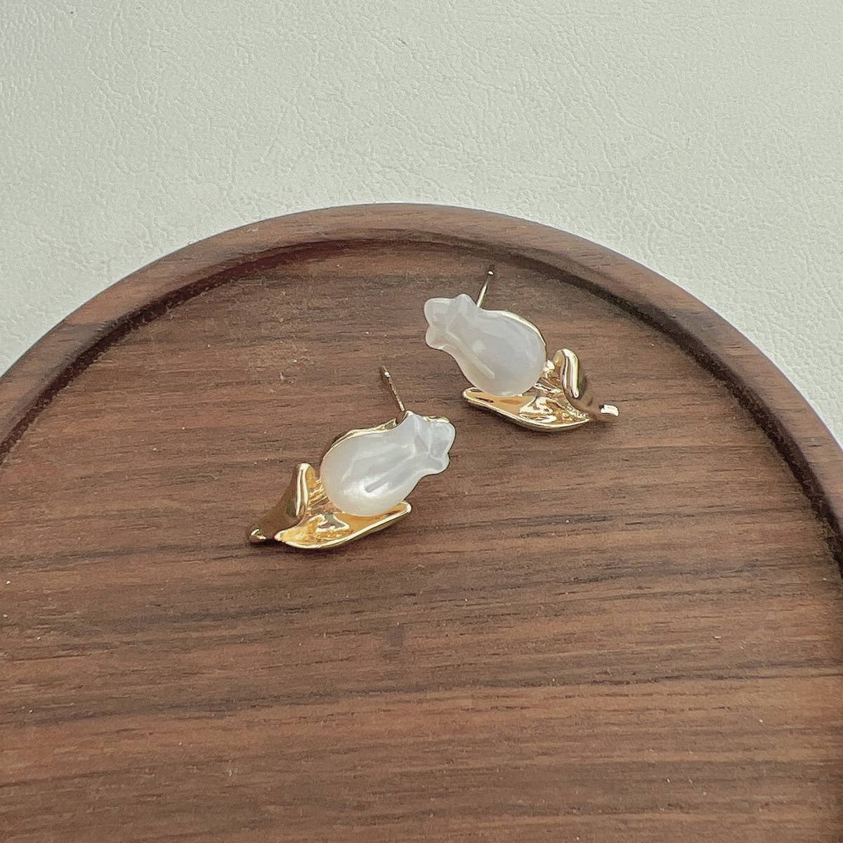 LIGHTWEIGHT LUXURIOUS SHELL TULIP EARRINGS