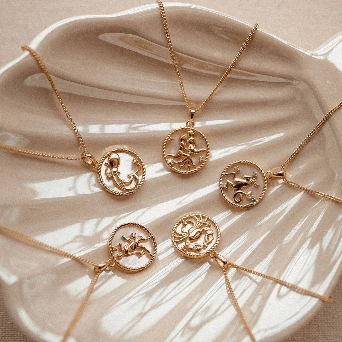 12 Constellations Shell Coin Necklace_CWMM3750