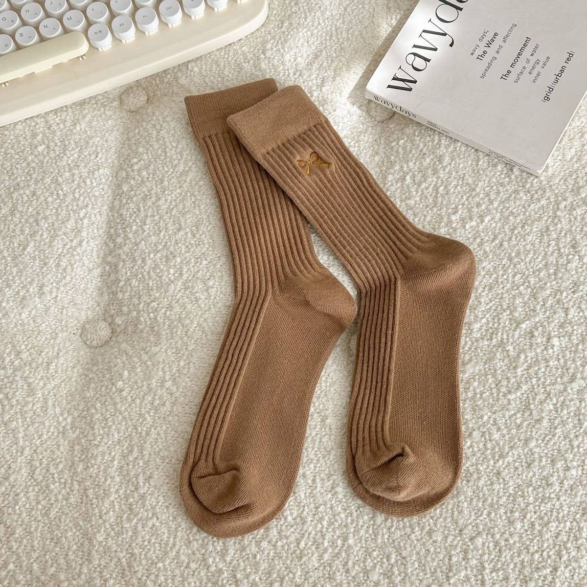 SIMPLE EMBROIDERED BOW SOCKS_CWMS0914