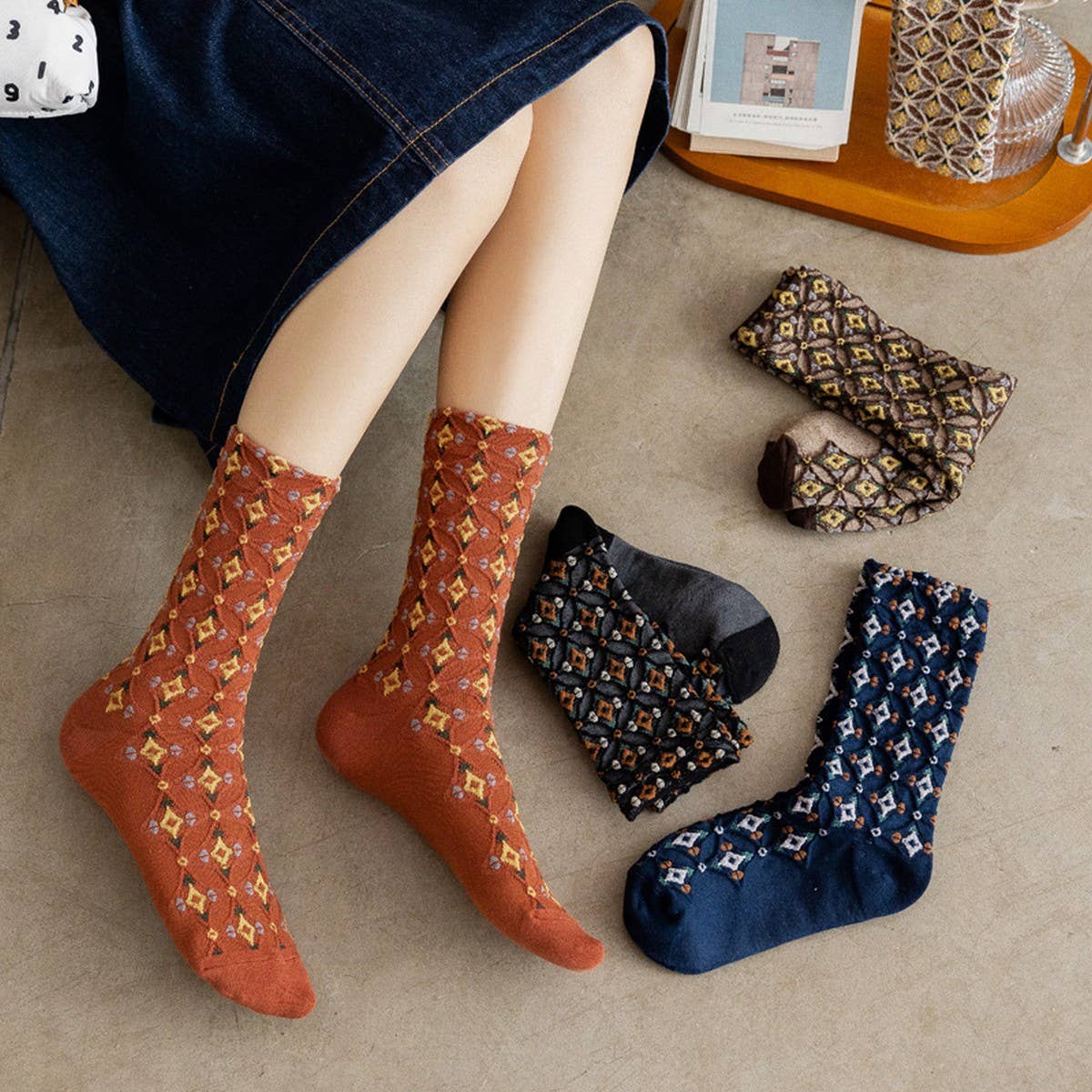 NEW DIAMOND-PATTERNED WHITE TRIM MID-TUBE SOCKS