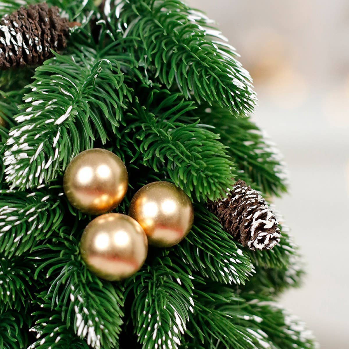 Mini Pinecone & Red Berry Christmas Table Decor_CWMM9888