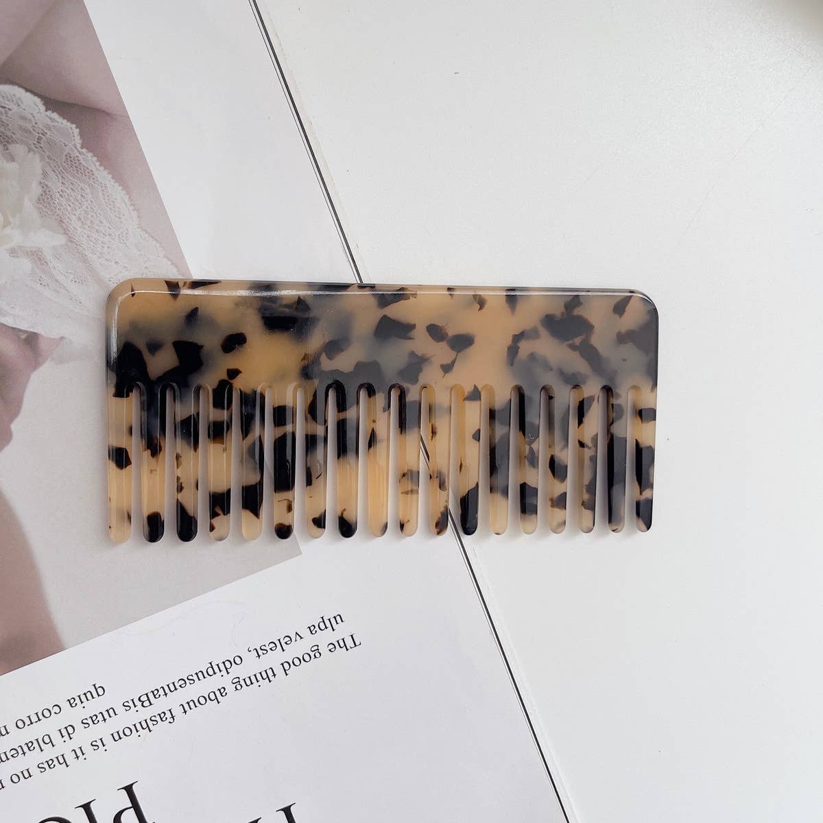 SIMPLE AND EXQUISITE PORTABLE COMB