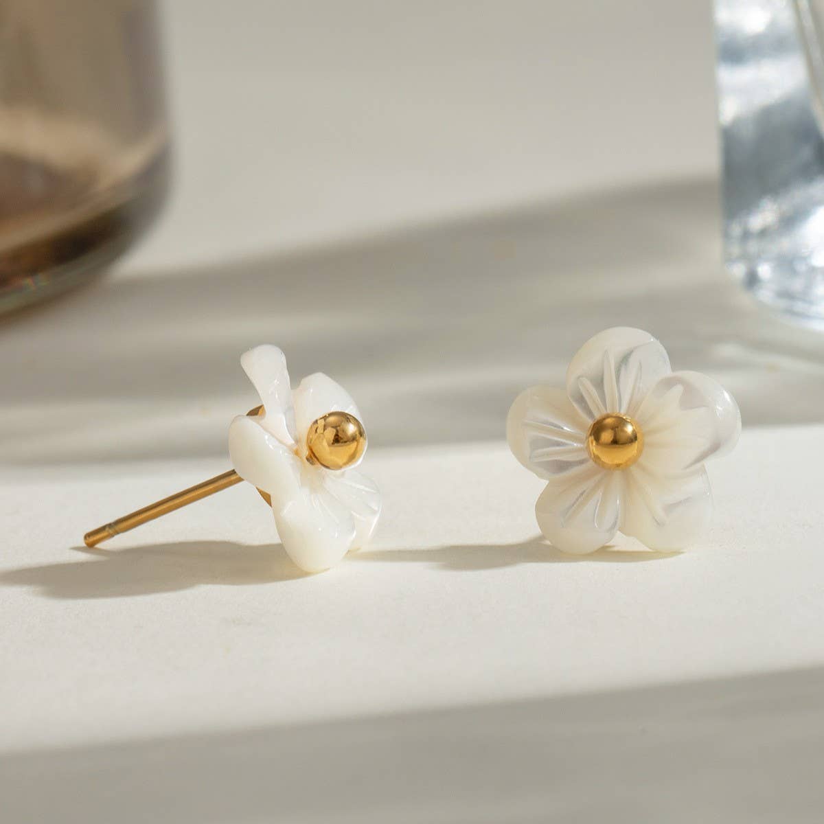 SIMPLE AND VERSATILE 18KGOLD SHELL FLOWER EARRINGS