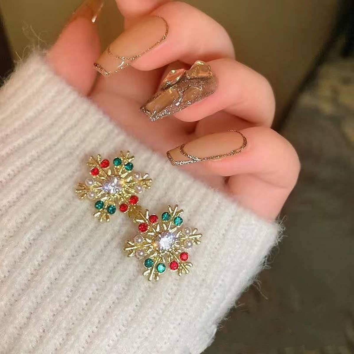 CWAJE2501_CHRISTMAS DIAMOND COLORED SNOWFLAKE EARRINGS