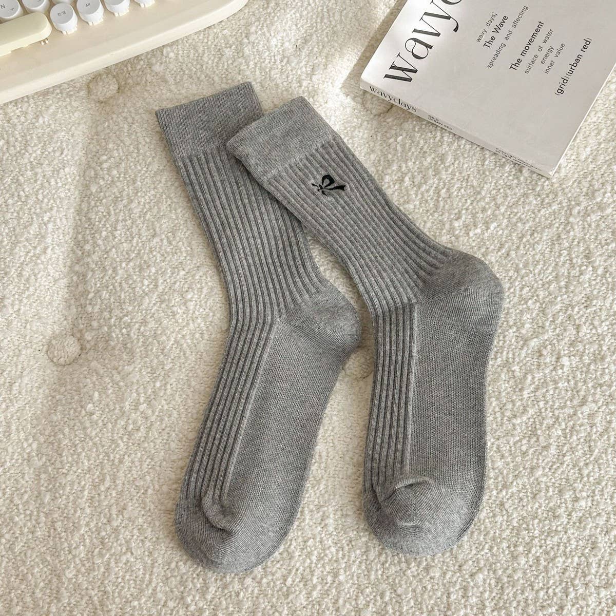 SIMPLE EMBROIDERED BOW SOCKS_CWMS0914