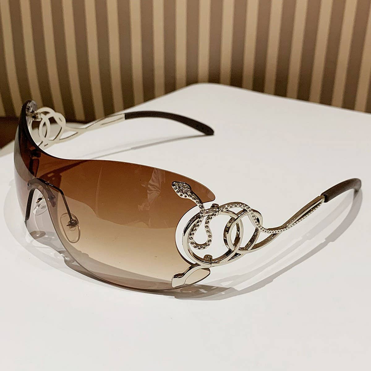 Y2K STYLE COBRA INTEGRATED LARGE FRAME SUNGLASSES_CWASG0347