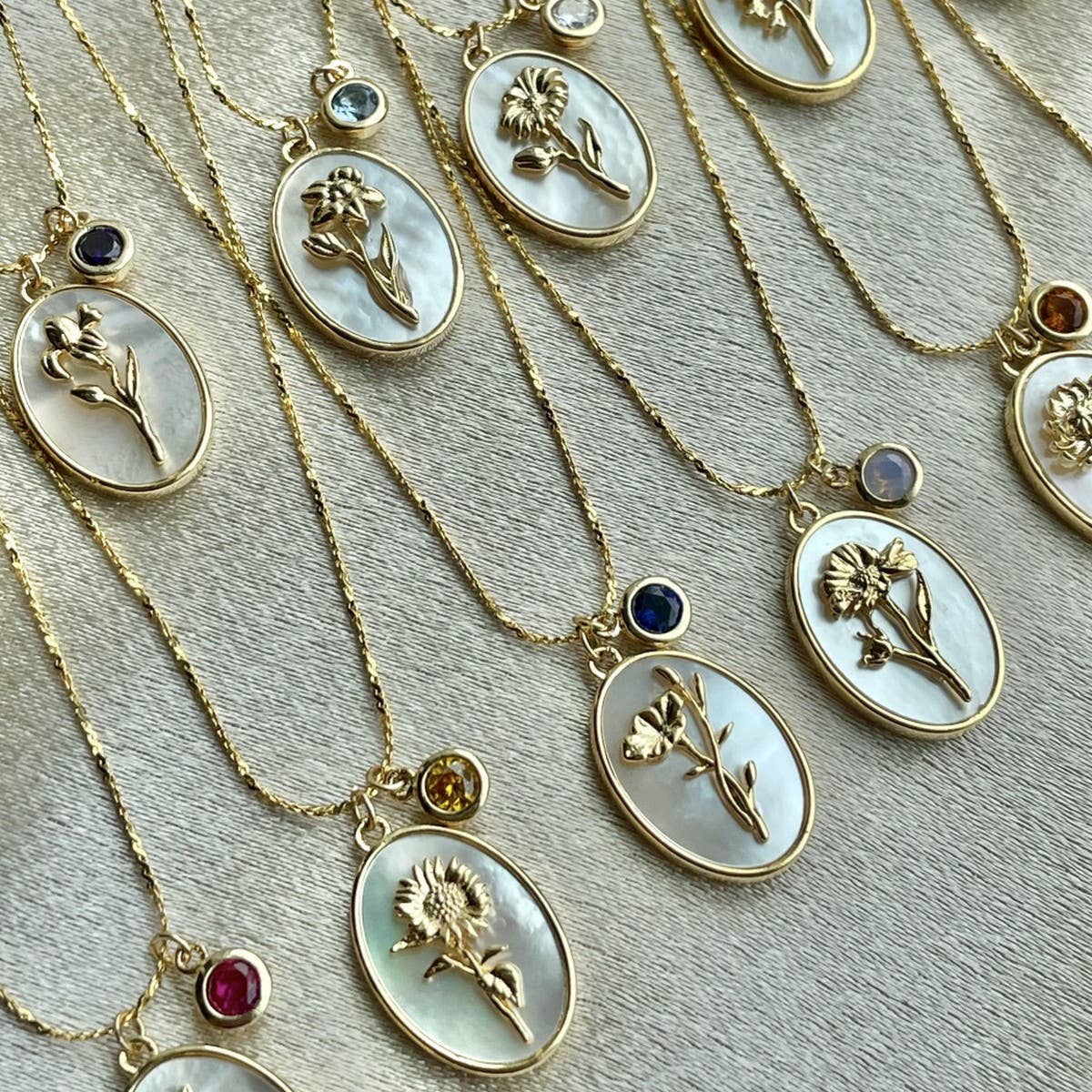 DECEMBER THREE-DIMENSIONAL FLORAL OVAL NECKLACE