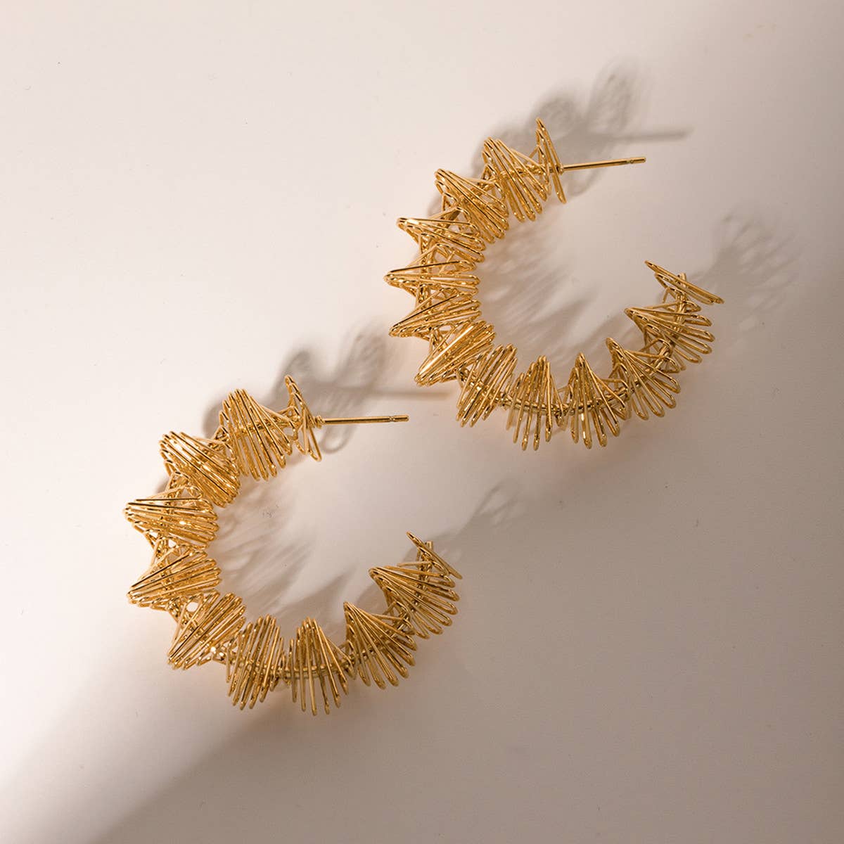 SIMPLE TWISTED SPRING C-SHAPED EARRINGS_CWAHA0916