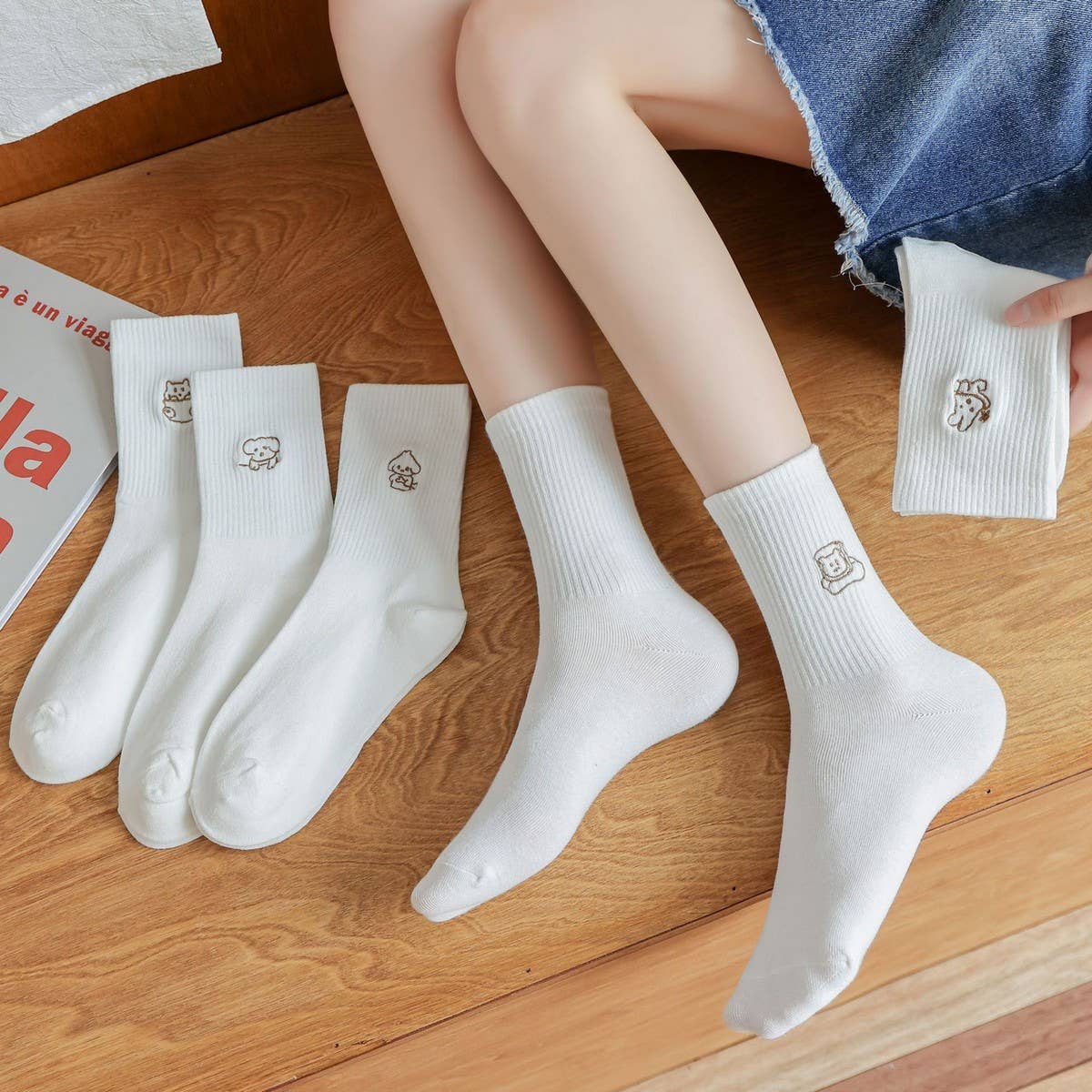 WHITE NEW EMBROIDERED SIMPLE MIDDLE SOCKS