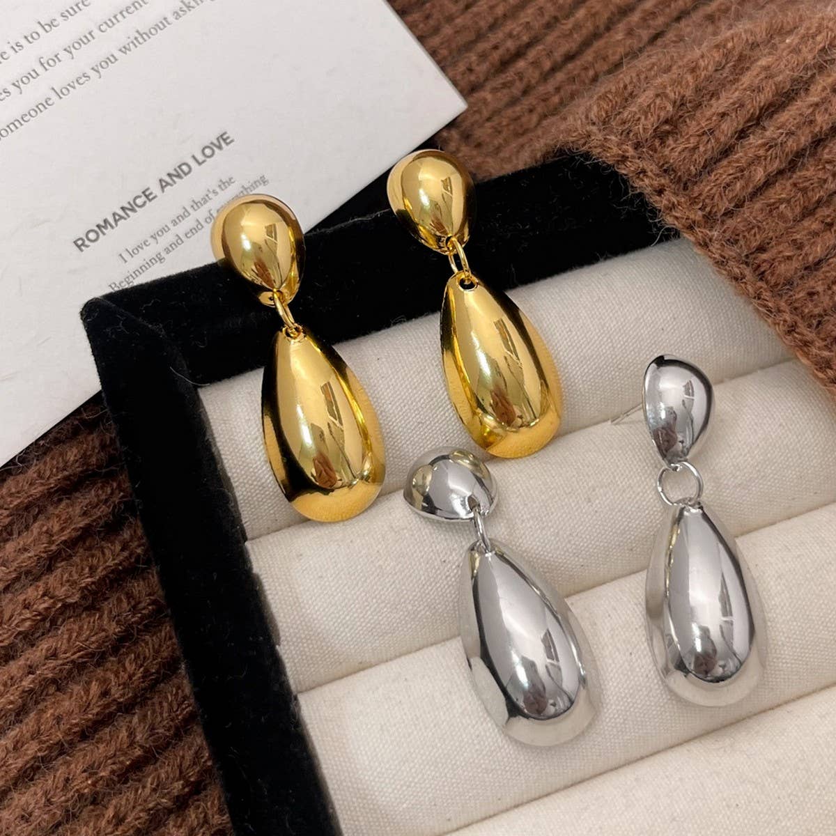 TEMPERAMENTAL AND VERSATILE METAL EARRINGS
