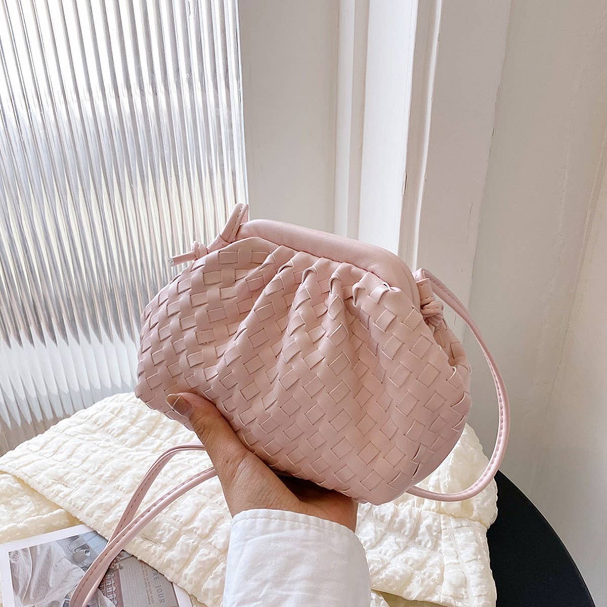SIMPLE AND VERSATILE WOVEN CLOUD BAG_CWAB3331