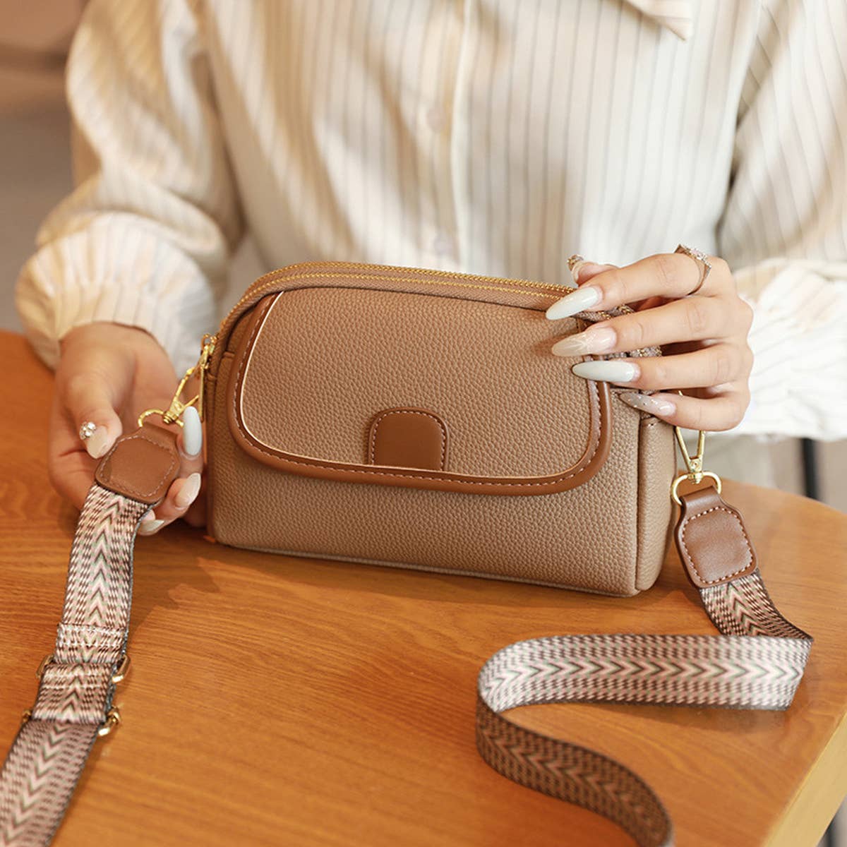 VERSATILE LYCHEE SHOULDER BAG_CWAB2948