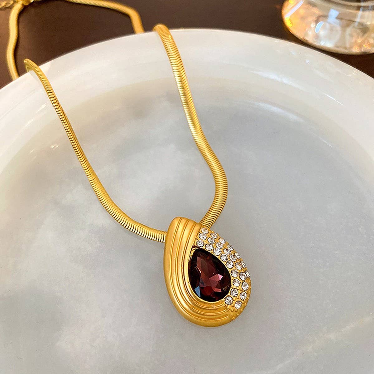 RETRO WATER DROP LIGHT LUXURY PENDANT NECKLACE